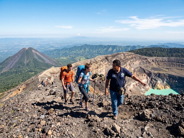 Excursionistas subiendo al volcán de Santa Ana con guía