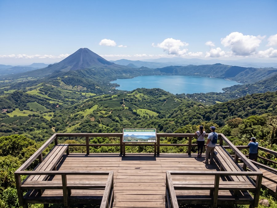 Mirador de Cerro Verde con vista al volcán de Izalco y el Lago de Coatepeque