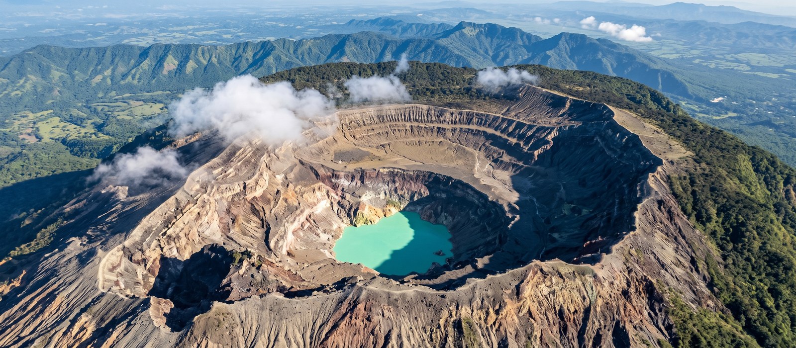 Volcán de Santa Ana (Ilamatepec) con su laguna cratérica turquesa