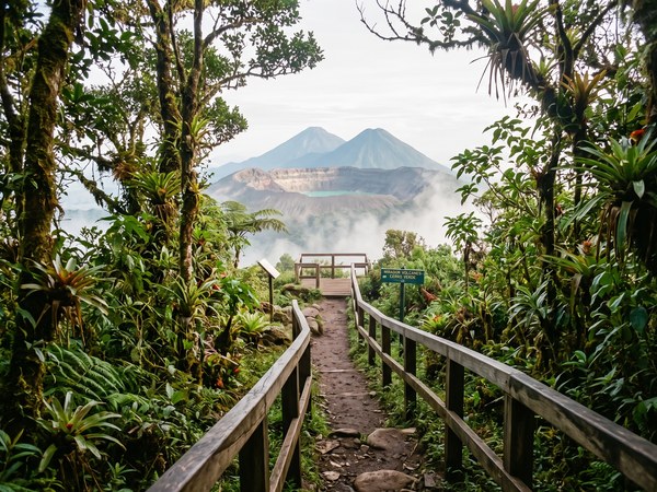 Sendero corto hacia un mirador dentro del parque