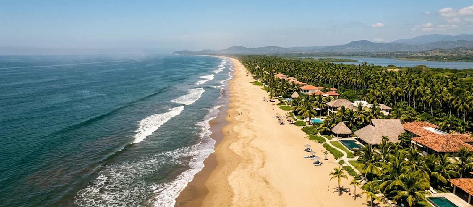 Playa Costa del Sol, franja larga de arena y palmeras en La Paz