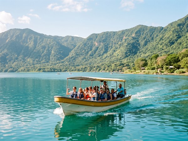 Lancha turística navegando por el Lago de Coatepeque