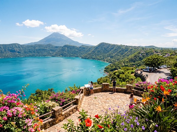 Mirador con vista al Lago de Coatepeque y el volcán de Izalco