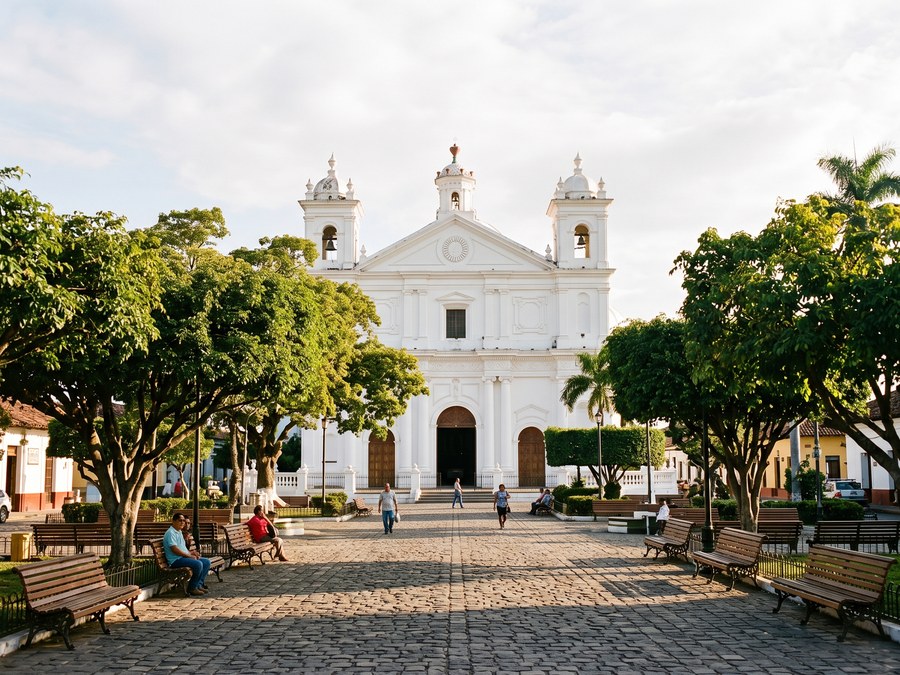 Plaza principal de Suchitoto con la iglesia de Santa Lucía