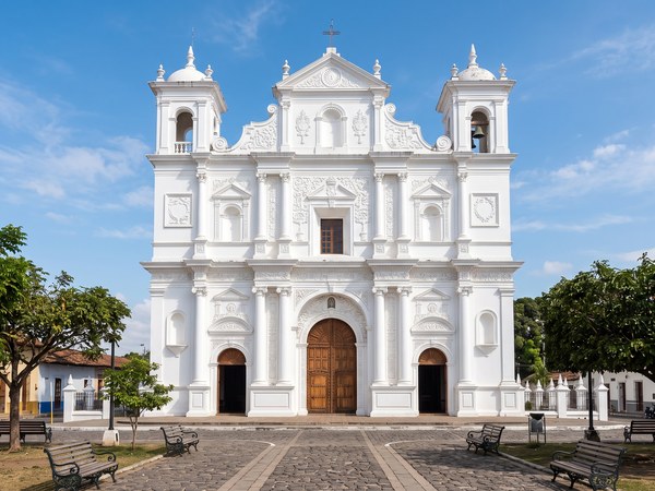 Iglesia de Santa Lucía en la plaza principal de Suchitoto