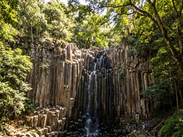 Cascada Los Tercios, con columnas de roca volcánica