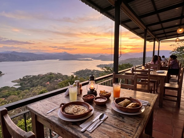 Restaurante con terraza y vista al Lago Suchitlán al atardecer